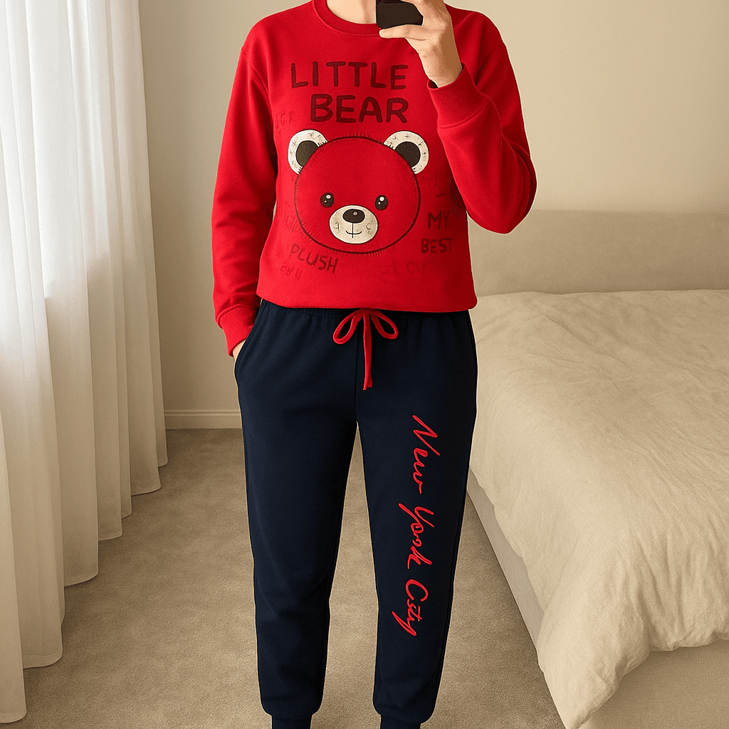 Set tuta in piedi, rivolto verso la fotocamera, in una camera da letto con luce soffusa e luce naturale che filtra dalla finestra.