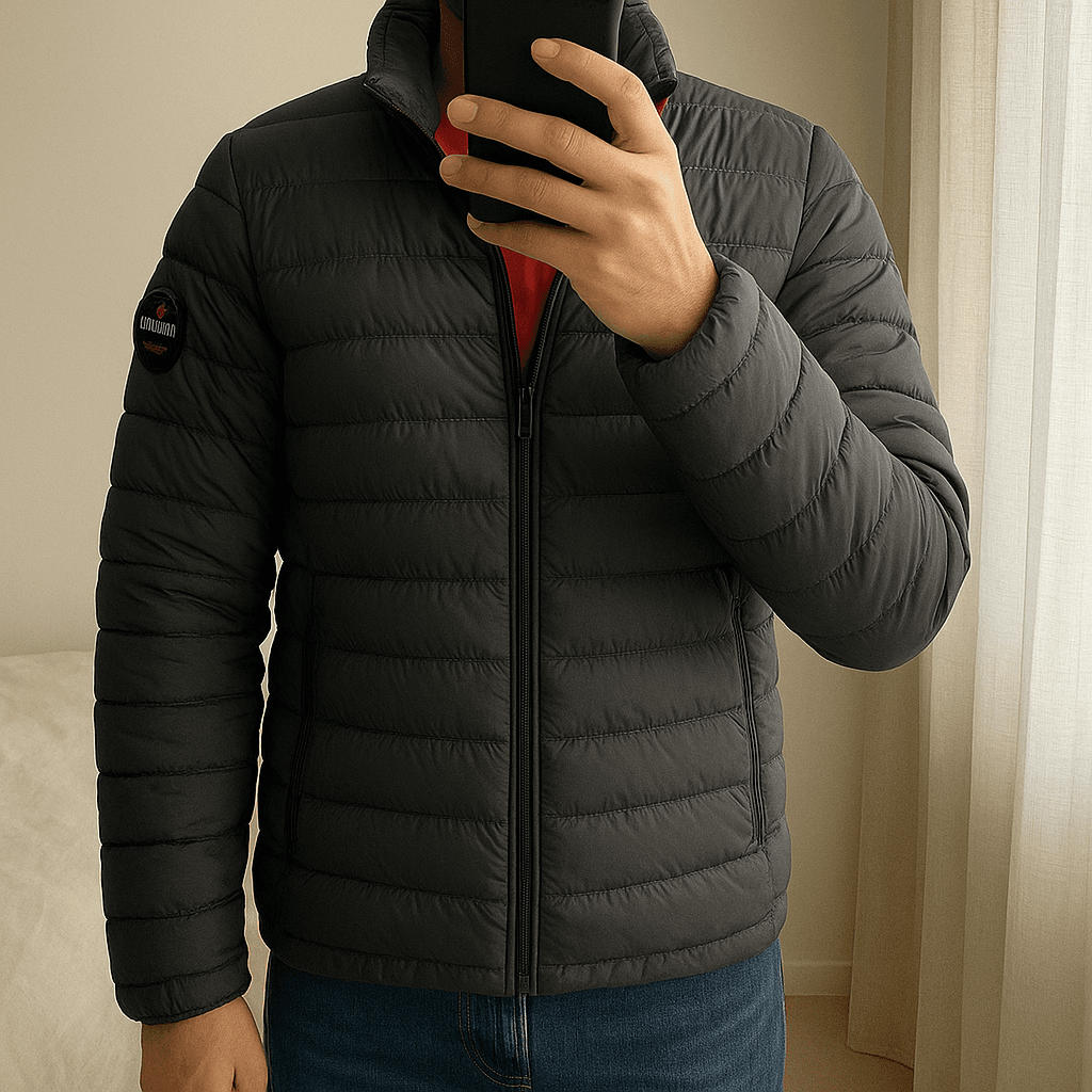 Piumino marville in piedi, rivolto verso la fotocamera, in una camera da letto con luce soffusa e luce naturale che filtra dalla finestra.