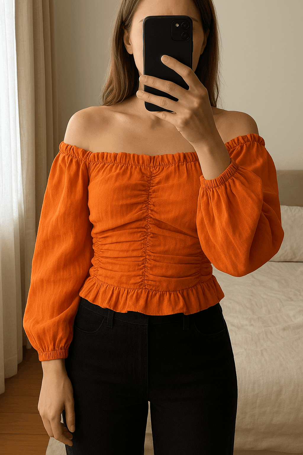 Top Bluse Orange aufrecht stehend, der Kamera zugewandt, in einem sanft beleuchteten Schlafzimmer, mit natürlichem Licht, das durch ein Fenster fällt.