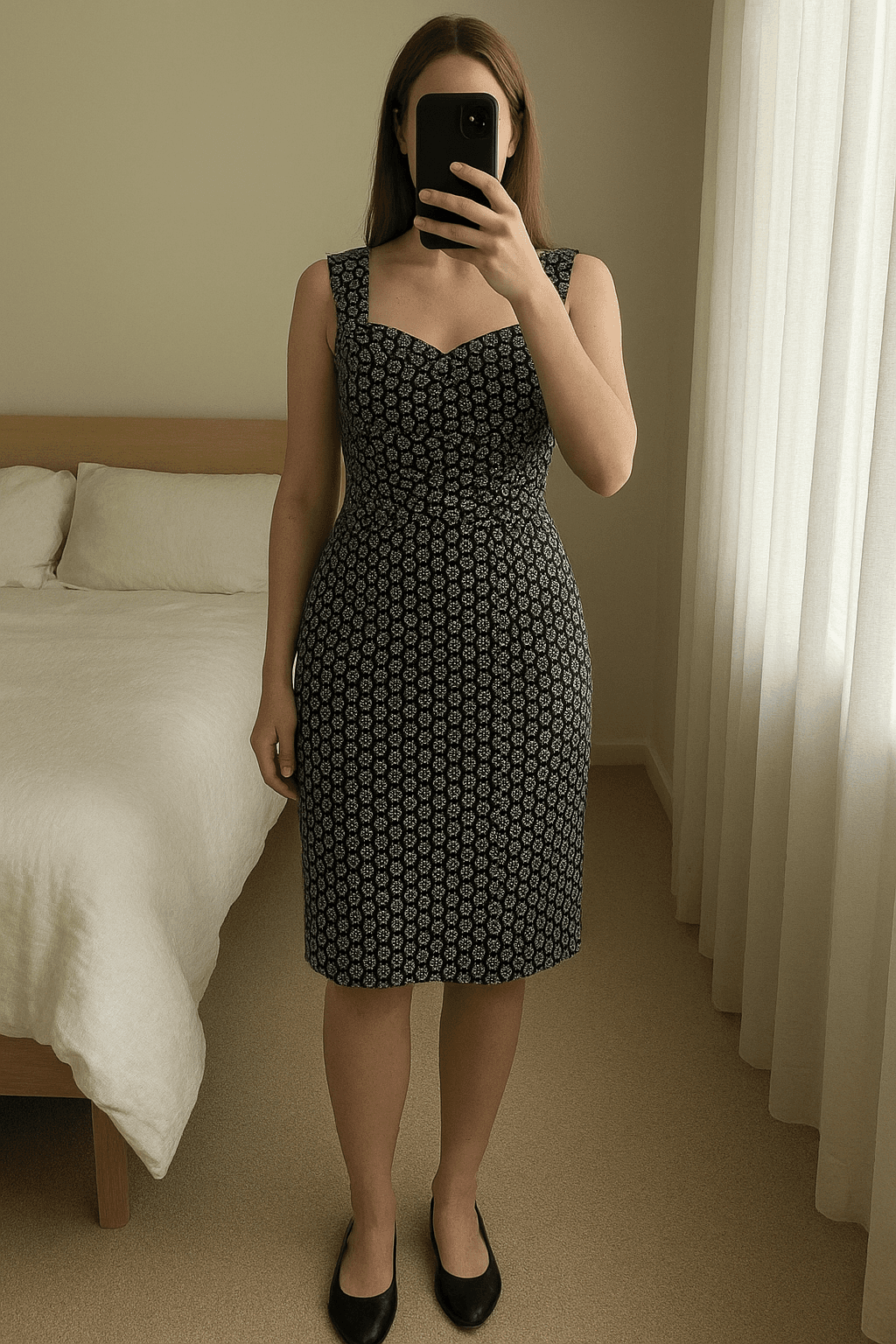 Elegante robe cintrée noire et grise - Taille M em pé, de frente para a câmera, em um quarto com iluminação suave e luz natural filtrando pela janela.