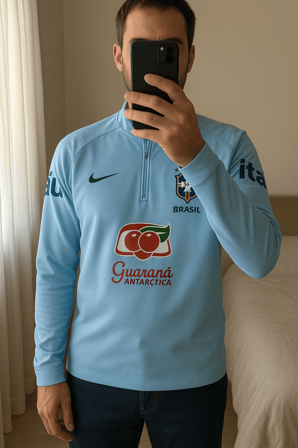 Sudadera calentamiento brasil neymar Jr L de pie, mirando a la cámara, en un dormitorio con luz suave y natural filtrándose por la ventana.