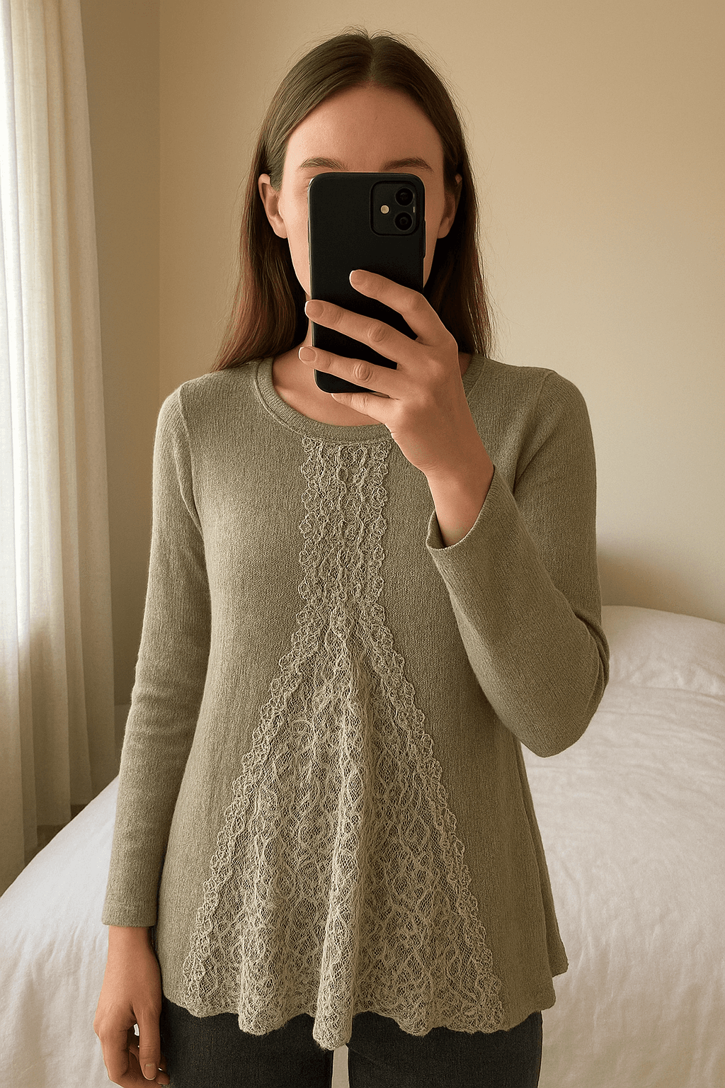 Dress em pé, de frente para a câmera, em um quarto com iluminação suave e luz natural filtrando pela janela.