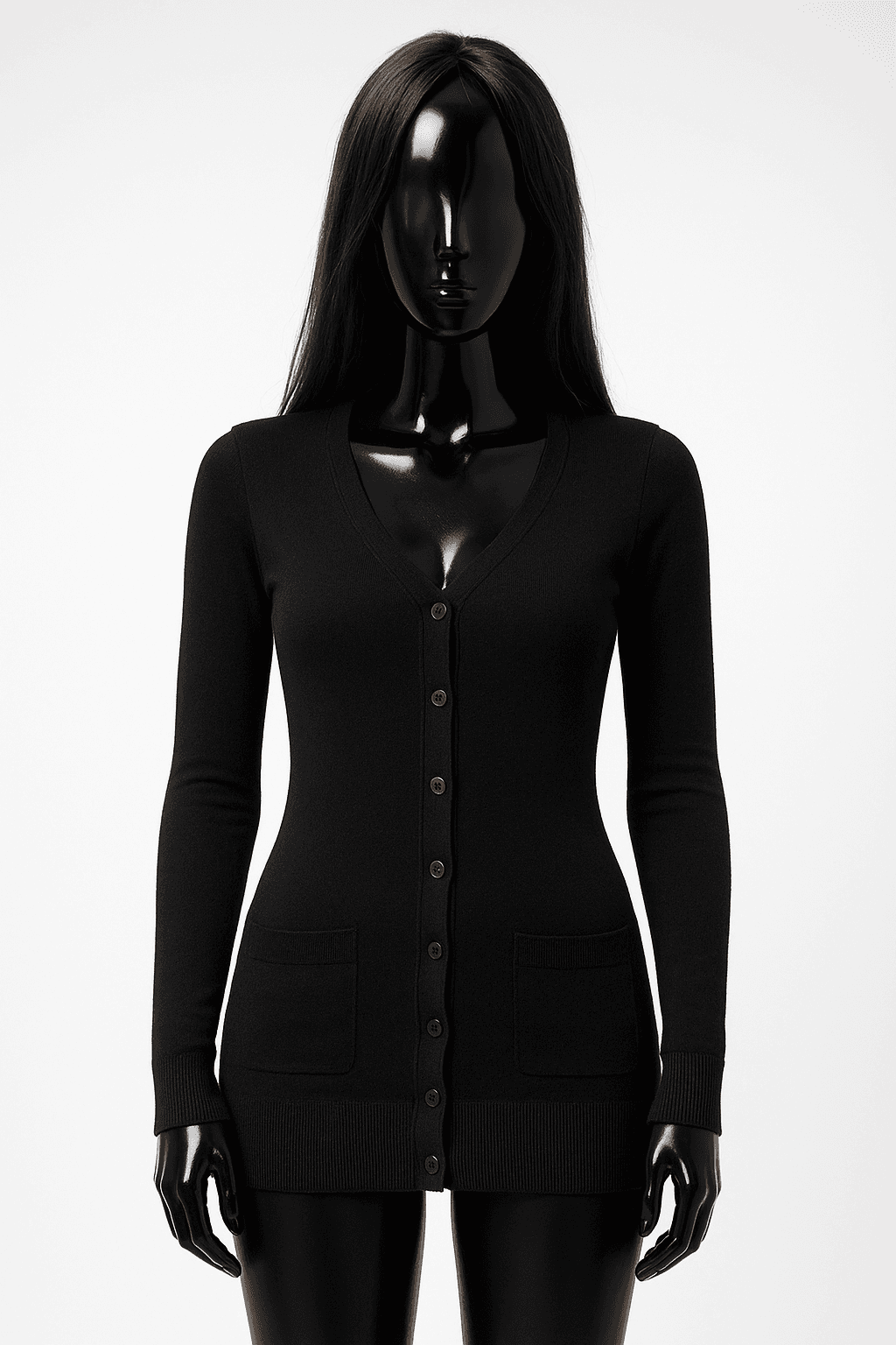 eine glänzende schwarze Kunststoffpuppe ohne Gesichtszüge in Lange schwarze Strickjacke für Damen Zalando aufrecht stehend, der Kamera zugewandt, mit schlanker Figur, in einem sauberen Fotostudio mit nahtlosem weißen Hintergrund und Softbox-Beleuchtung.