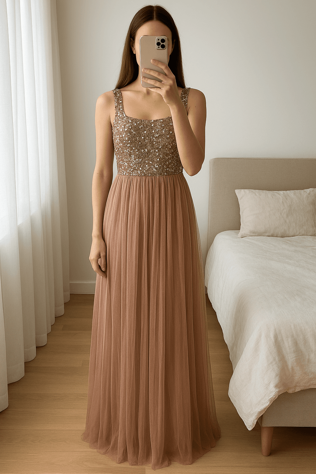 Robe de demoiselle d'honneur neuve Maya Deluxe em pé, de frente para a câmera, em um quarto com iluminação suave e luz natural filtrando pela janela.