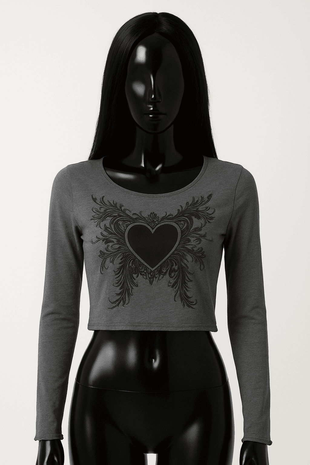 eine glänzende schwarze Kunststoffpuppe ohne Gesichtszüge in kurzes graues Gothic-T-Shirt Romwe aufrecht stehend, der Kamera zugewandt, mit schlanker Figur, in einem sauberen Fotostudio mit nahtlosem weißen Hintergrund und Softbox-Beleuchtung.