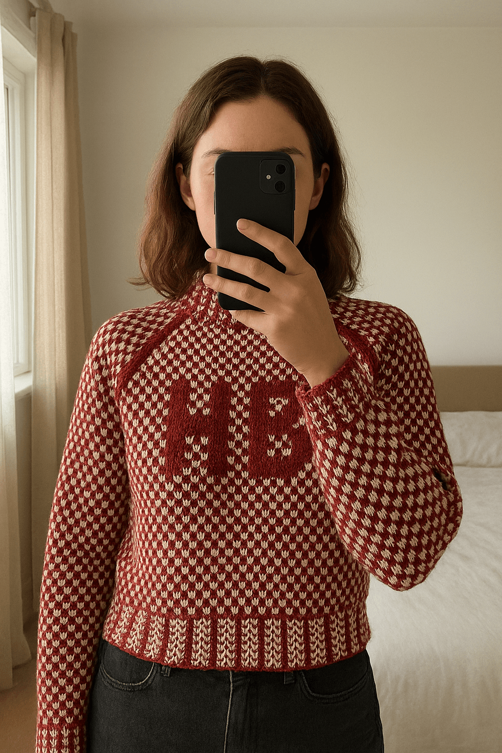 Mooie warme wollen trui - Hampton Bays - maat S - erg goed debout, face à la caméra, dans une chambre à la lumière douce, avec une lumière naturelle filtrant par la fenêtre.