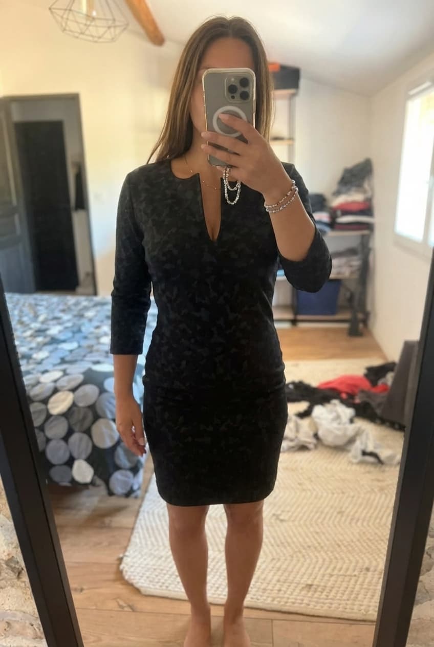 Robe pain de sucre debout, face à la caméra, dans une chambre à la lumière douce, avec une lumière naturelle filtrant par la fenêtre.