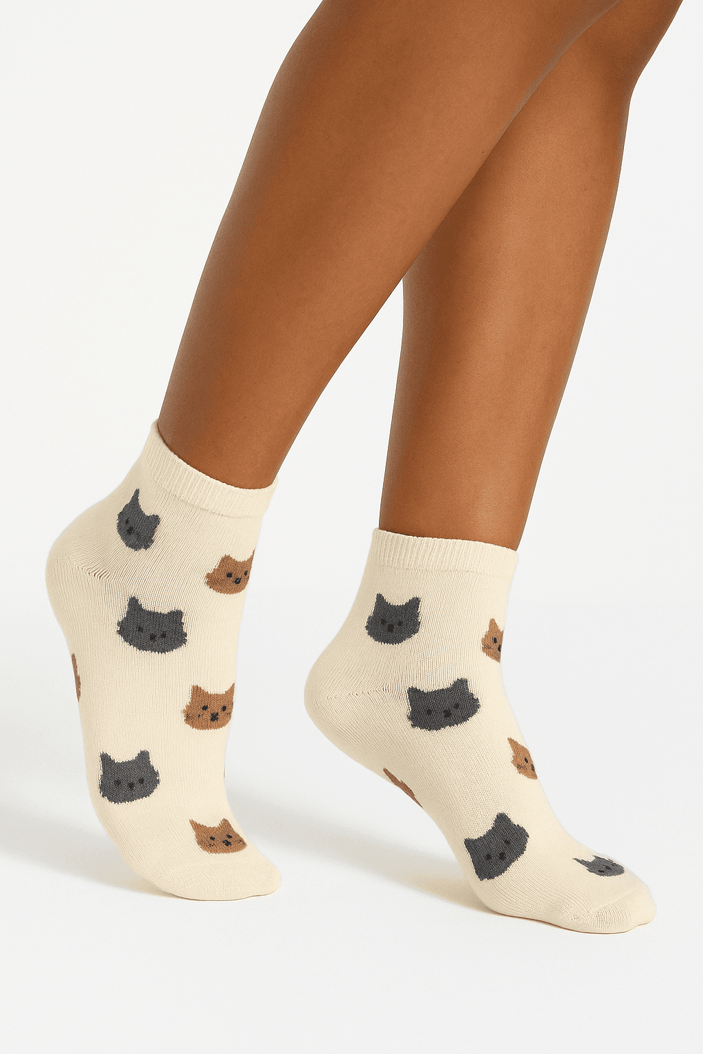 Una persona in Calze con gatti inarcando leggermente la schiena per una posa dinamica, con corporatura snella, in uno studio fotografico pulito con sfondo bianco continuo e illuminazione softbox.