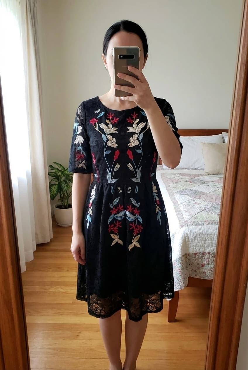 Très jolie robe debout, face à la caméra, dans une chambre à la lumière douce, avec une lumière naturelle filtrant par la fenêtre.