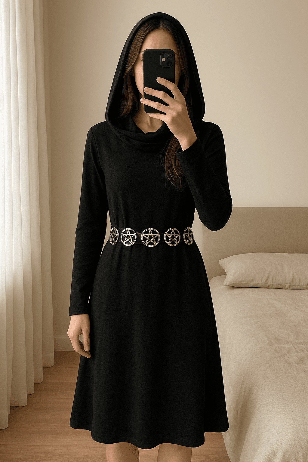 Langes weiches schwarze Kleid aufrecht stehend, der Kamera zugewandt, in einem sanft beleuchteten Schlafzimmer, mit natürlichem Licht, das durch ein Fenster fällt.