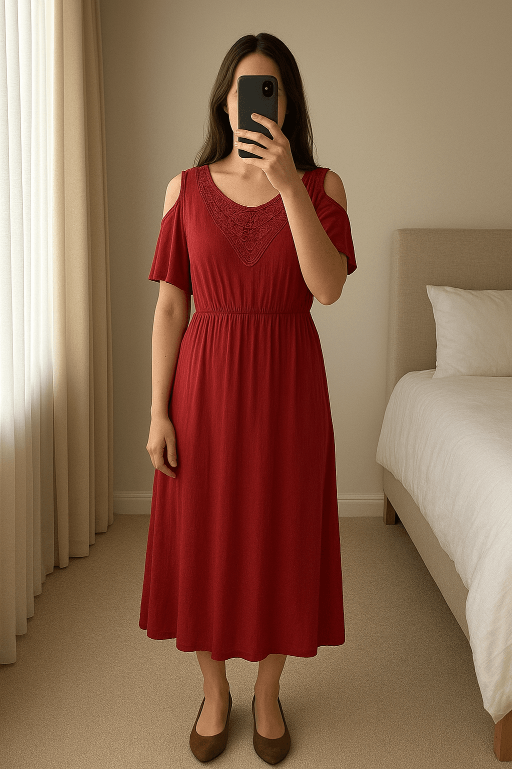Weinrotes Sommerkleid Only Gr.M aufrecht stehend, der Kamera zugewandt, in einem sanft beleuchteten Schlafzimmer, mit natürlichem Licht, das durch ein Fenster fällt.