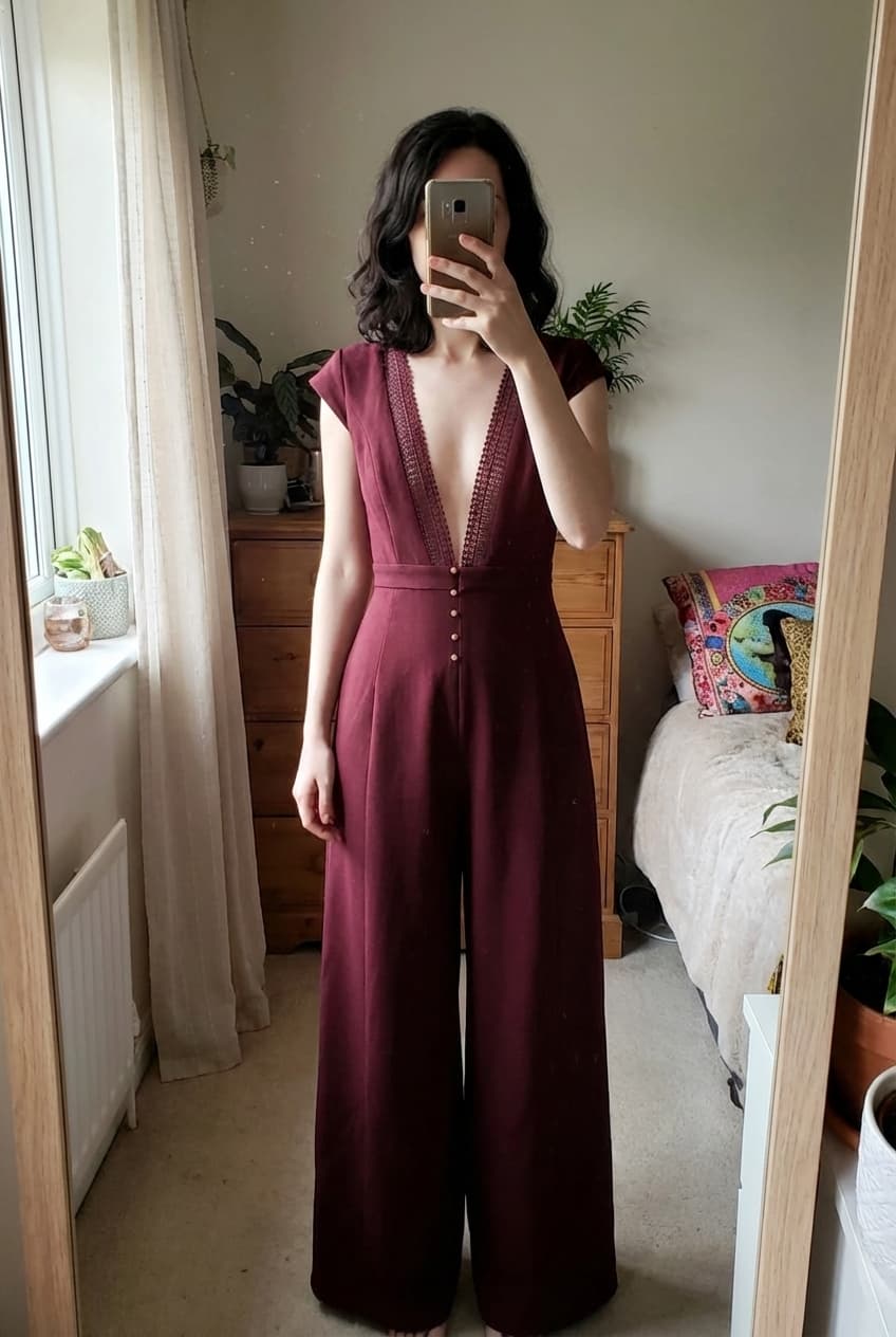 Très jolie robe dos nu s/m debout, face à la caméra, dans une chambre à la lumière douce, avec une lumière naturelle filtrant par la fenêtre.