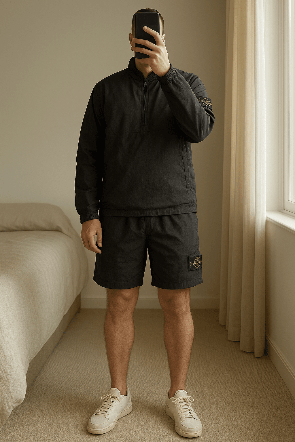 Stone Island Windbreaker Set-Water/Wind Proof aufrecht stehend, der Kamera zugewandt, in einem sanft beleuchteten Schlafzimmer, mit natürlichem Licht, das durch ein Fenster fällt.